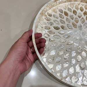 Assiette décorative ronde en nacre avec motif de feuilles, design luxueux, durable, passe au lave-vaisselle, décoration pour la maison - Product Image 6