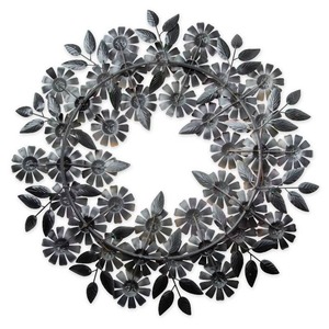 Couronne florale en métal coloré avec des marguerites roses et oranges et des feuilles vertes, parfaite pour une charmante décoration de porte printanière - Product Image 4