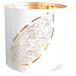 Bougeoirs votifs ronds en fer avec revêtement intérieur en or et extérieur en poudre blanche fini pour l'éclairage de la décoration intérieure - Product Image 3