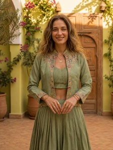 ชุดเซ็ตสไตล์ชาติพันธุ์สำหรับผู้หญิง กระโปรงและเสื้อครอปท็อป พร้อมแจ็คเก็ตปักลาย สวมใส่สบายๆ ในฤดูใบไม้ผลิ สไตล์อินเดีย ปากีสถาน - Product Image 3