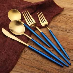 Service de couverts moderne avec poignées foncées et finition dorée, pour une esthétique de table minimaliste et contemporaine, idéal pour les restaurants et la maison. - Product Image 4