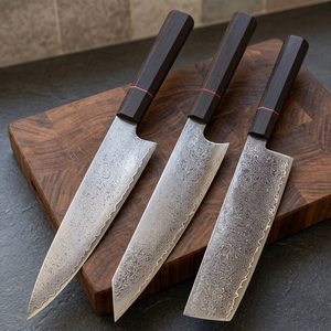Ensemble de couteaux de chef japonais A&M Enterprises, acier Damas, forgés à la main, manche en bois, finition vintage hautement polie, extra tranchants, pour droitiers - Product Image 2