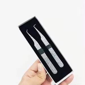 Juego de Pinzas para Pestañas de Acero Inoxidable de Precisión con Acabado Brillante en Caja - Product Image 2