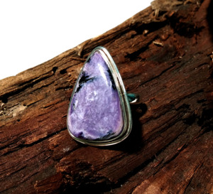 Bague en charoïte naturelle, argent sterling 925 massif, faite à la main, cabochon en forme de poire violet, style bohème, certifiée par un tiers - Product Image 6