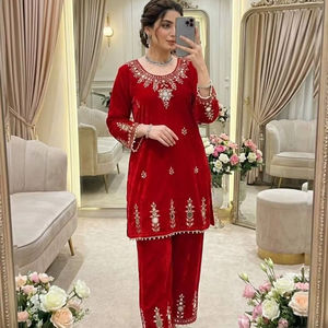 Conjunto de Kurti y Palazzo de Terciopelo con Bordado de Espejos Reales, Completamente Cosido, Listo para Usar, Atuendo Étnico de Lujo para Fiestas - Product Image 1