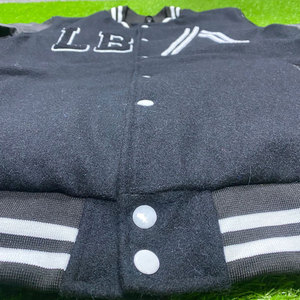 Veste universitaire tendance pour femmes, en tissu de laine, courte, style baseball, avec logo brodé - Product Image 3