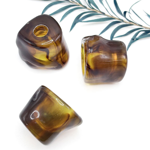 Cuentas sueltas de acrílico con forma de concha de orificio grande, cuadradas, de color, con orificio recto, tipo colgante de campana, accesorios de joyería para bikini y manualidades de resina - Product Image 1