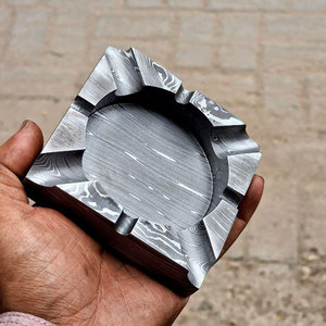 Cendrier artisanal en acier Damas à motif superposé unique, en métal, pour cigares et cigarettes, accessoire de fumeur robuste - Product Image 2