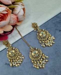 Pendientes y mangtika hechos a mano con diseño de hojas, flecos de perlas y baño de oro para mujer, conjunto combinado de joyería tradicional étnica. - Product Image 1
