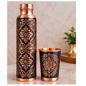 Botella de agua ayurvédica de cobre con tapa y taza a juego, juego de recipientes metálicos grabados con hojas de palma. - Product Image 4