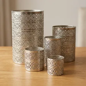 Bougie cylindrique en métal avec motif étoile découpé pour la décoration de la maison - Product Image 3