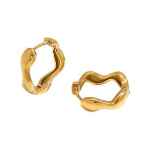Boucles d'oreilles créoles ondulées épaisses en acier inoxydable plaqué or, tendance - Product Image 1