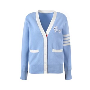 Vente en gros de cardigan en tricot pour femmes de style preppy bleu clair, personnalisé, boutonné avec deux poches, broderie sur le devant - Product Image 1