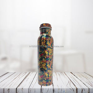 Botella de agua de cobre a prueba de fugas con superficie de esmalte y diseño tradicional hecho para bebedores de agua conscientes de la salud - Product Image 2