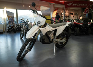 MEJOR OFERTA 2026: Motocicleta Deportiva Negra y Plateada NUEVA con Doble Suspensión, Neumáticos Todoterreno, Potencia de 1001-2000W, Voltaje de 48V - Product Image 2