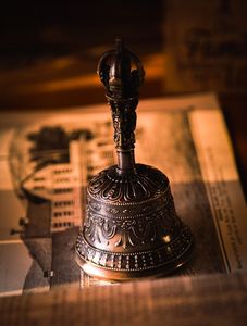 Cloche Dorje Bouddhiste Tibétaine en Bronze Métallique Faite à la Main – Ensemble Ghanta et Vajra à Résonance Longue pour la Méditation et les Rituels - Product Image 4