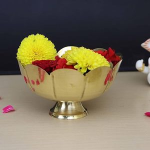 Centro de mesa de metal de lujo con flor dorada, caléndula y jazmín para decoración de bodas - Product Image 3