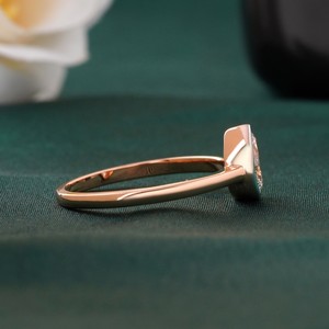 แหวนเพชรเม็ดเดี่ยวทรงลูกแพร์ 0.56 กะรัต เพชรเลี้ยงในห้องปฏิบัติการ ทอง 14K ความใส VVS-VS สี DEF ตัวเรือนแบบหนามเตย สำหรับแหวนหมั้นที่ได้รับการรับรอง สีเหลือง - Product Image 4