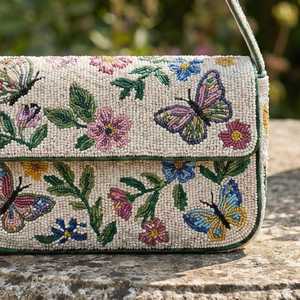 Sac à main rectangulaire fait main avec broderie florale et papillon sur toile, objet d'art textile de collection - Product Image 1