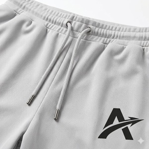 ชุดเสื้อยืดและกางเกงขาสั้นผู้ชายแบบถัก 2 ชิ้น ผลิตโดยผู้ผลิต OEM ผ้าฝ้าย 100% สไตล์ลำลองสำหรับฤดูร้อน พิมพ์โลโก้ตามสั่ง - Product Image 3