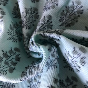 Tela de algodón india estampada a mano con motivos botánicos grises sobre base natural |   Textiles Artesanales Indios - Product Image 2