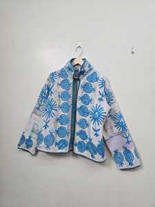 เสื้อแจ็คเก็ตผ้าฝ้ายปักลายกันตะวินเทจสุดตระการตา สีครามลายดอกทับทิม ศิลปะพื้นบ้าน สื่อถึงความอุดมสมบูรณ์และมรดกทางวัฒนธรรม - Product Image 5