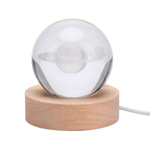 ของขวัญศิลปะคุณภาพสูง ลูกบอลคริสตัลดาวเสาร์ 3 มิติ พร้อมไฟ LED โคมไฟตั้งโต๊ะแก้วและฐานไม้ สำหรับห้องนอนเด็ก - Product Image 2