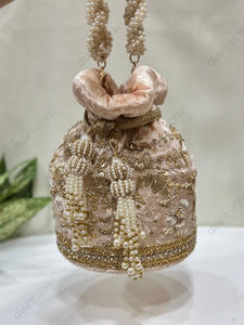 กระเป๋ากำมะหยี่บลัชออนประดับด้วยดอกไม้ zari ประดับด้วยไข่มุกประดับพู่สำหรับเทศกาลอุปกรณ์เสริมมือจับสำหรับเจ้าสาว - Product Image 5