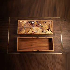 Juego de dominó de madera artesanal con puntos de colores incrustados dentro de una caja rectangular deslizante para juego moderno en la mesa. - Product Image 3
