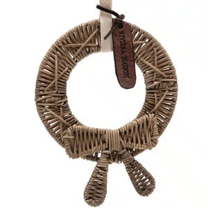 Couronne de Noël artisanale en rotin tressé avec anse en tissu et nœud décoratif, idéale pour une décoration de Noël rustique - Product Image 3