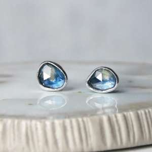 Boucles d'oreilles clous en argent sterling plaqué or avec saphir bleu naturel taillé en forme de rose pour anniversaire et soirée - Bijoux personnalisés pour femmes - Product Image 6