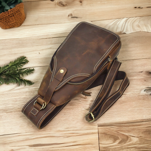 Bolso de Pecho Marrón Oscuro para Hombre, Moderno y Multifuncional, con Correa Cruzada para Viajes - Product Image 1