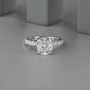 Bague en or blanc pavée de diamants de laboratoire au design tendance, taille coussin, certifiée IGI, pureté VVS, pour femme, en vente - Product Image 1