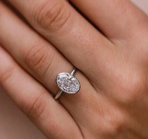 Anillo de Plata de Ley con Diamante Blanco Ovalado Engastado en Bisel, Joyería Clásica para Ella, Uso Diario, Regalo de Compromiso - Product Image 3