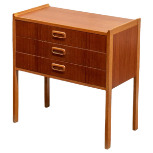 Table de chevet scandinave moderne danoise en teck massif à 3 tiroirs - Product Image 1