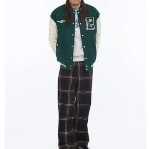 เสื้อแจ็คเก็ตวาร์ซิตี้ฤดูหนาวสีขาวน้ำเงินสำหรับผู้ชาย ยี่ห้อ Econex  ตกแต่งด้วยลายปัก  ปกคอพับ  ติดกระดุมเม็ดเดียว  ทรงปกติ - Product Image 2