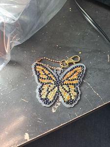 Porte-clés brodé floral fait main avec des broderies délicates et un travail de perlage attrayant - Product Image 1
