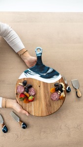 Planche à fromage contemporaine en résine et bois pour la photographie culinaire élégante, les présentations gastronomiques et les restaurants de prestige - Product Image 5