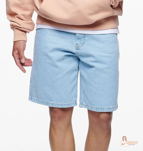 Shorts Bermuda en jean bleu clair pour homme, taille mi-haute, fermeture boutonnée, style décontracté en coton délavé - Product Image 1