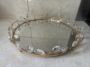 Bandeja Redonda Metálica de Almacenamiento con Detalles de Cristal, Acabado Dorado, Superficie Pulida, para Uso en Mesa, Diseño Moderno y Lujoso - Product Image 3