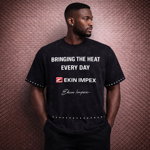 Camiseta de hombre personalizada de 360 GSM de franela vintage con lavado ácido, efecto desgastado por el sol, estampado serigrafiado, bajo sin rematar, pedrería y corte holgado - Product Image 3