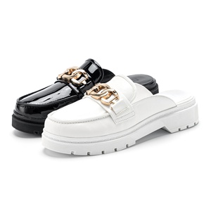 Mocasín de charol negro para mujer OEM ODM con cadena dorada, estilo mocasín, sandalia deslizante, zapatos informales, calzado para mujer - Product Image 2