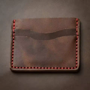 Porte-cartes personnalisé en cuir véritable non pliable avec fenêtre pour carte d'identité, marron, surpiqûres rouges, Pakistan LCH-0272 - Product Image 1