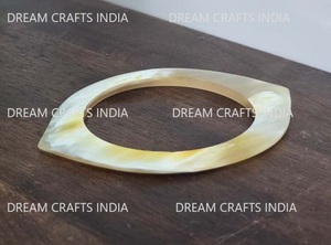 Bracelet manchette élégant en corne naturelle, poli à la main, de haute qualité, idéal pour elle - Product Image 4