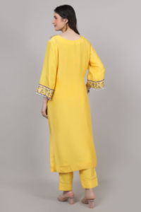 Elegante conjunto de kurta y pantalón para mujer, estilo diseñador, en colores amarillo y rosa, con adornos de cuentas y lentejuelas. - Product Image 3