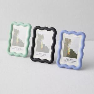 Cadre photo en résine personnalisé de qualité supérieure pour photos de mariage, portraits de famille et occasions spéciales, disponible au meilleur prix - Product Image 1