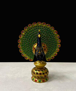Figura de Pavo Real de Madera Pintada a Mano Estilo Bohemio Tradicional |   Estatua de pájaro india tallada con motivos calados de Rajasthan para decoración del hogar - Product Image 1