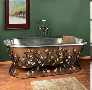 Bañera rústica de cobre envuelta en hierro forjado negro con delicados capullos rosas, disponible a precios de mayorista. - Product Image 1