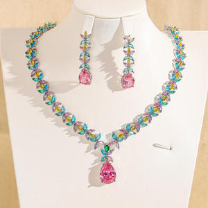 Parure de bijoux élégante pour mariage et soirée, design floral vintage de luxe en laiton coloré et zircon, collier et boucles d'oreilles tendance - Product Image 4