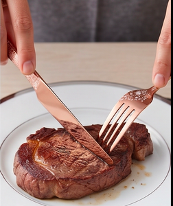 Ensemble de couverts en acier inoxydable avec finition or rose et motif imprimé, parfait pour servir et couper lors des repas - Product Image 5